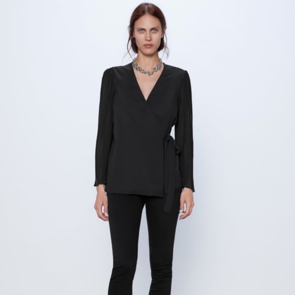 Pleated sleeve blouse